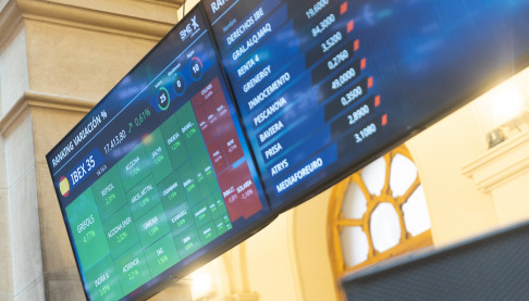 Paneles informativos, en el Palacio de la Bolsa de Madrid, a 2 de enero de 2026, en Madrid (España).