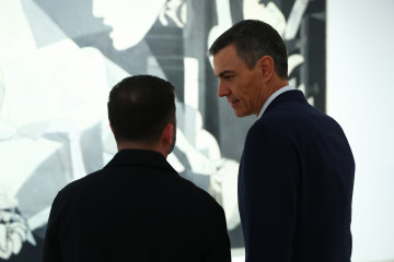 Archivo - El presidente del Gobierno, Pedro Sánchez, y el presidente de Ucrania, Volodímir Zelenski, durante su visita al Museo Nacional Centro de Arte Reina Sofía, a 18 de noviembre de 2025, en Ma