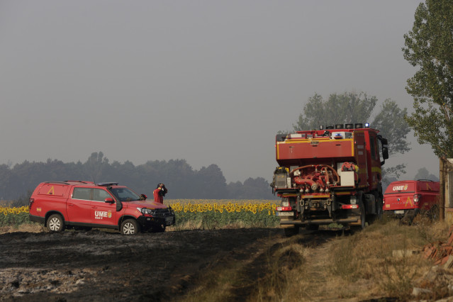 Archivo - Furgonetas y camiones de la UME, en tierra quemada tras un incendio en tierra quemada, a 13 de agosto de 2025, en Quintana y Congosto, León, Castilla y León (España).