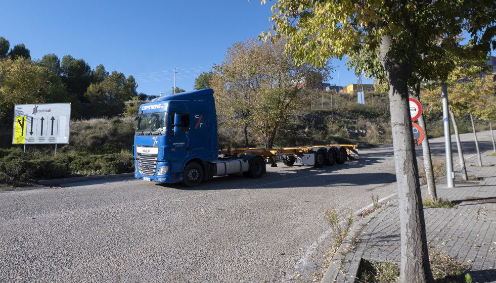 Archivo - Un camión circula por una carretera.
