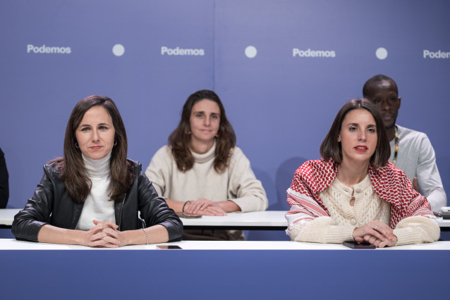 Archivo - La secretaria general de Podemos, Ione Belarra (i), y la secretaria política y eurodiputada de Podemos, Irene Montero (d), preside el Consejo Ciudadano Estatal de Podemos, en la sede de Podemos, 22 de noviembre de 2025, en Madrid (España).
