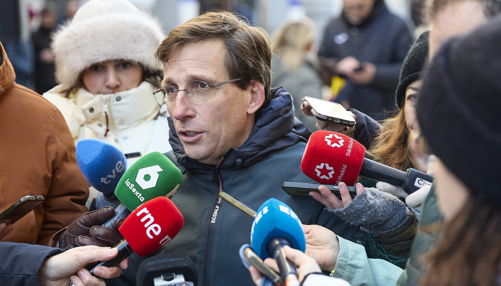 El alcalde de Madrid, José Luis Martínez-Almeida, acompañado por el delegado de Urbanismo, Medio Ambiente y Movilidad, Borja Carabante, recibe a los Reyes Magos de la tradicional cabalgata del taxi