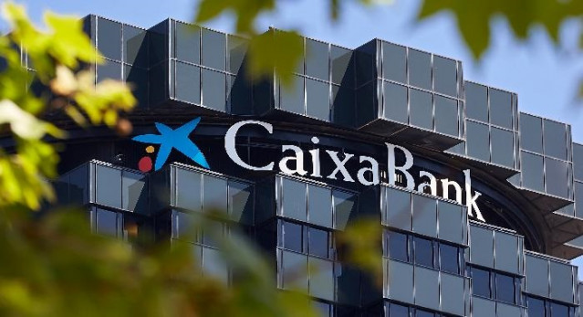 Archivo - Oficina de CaixaBank.