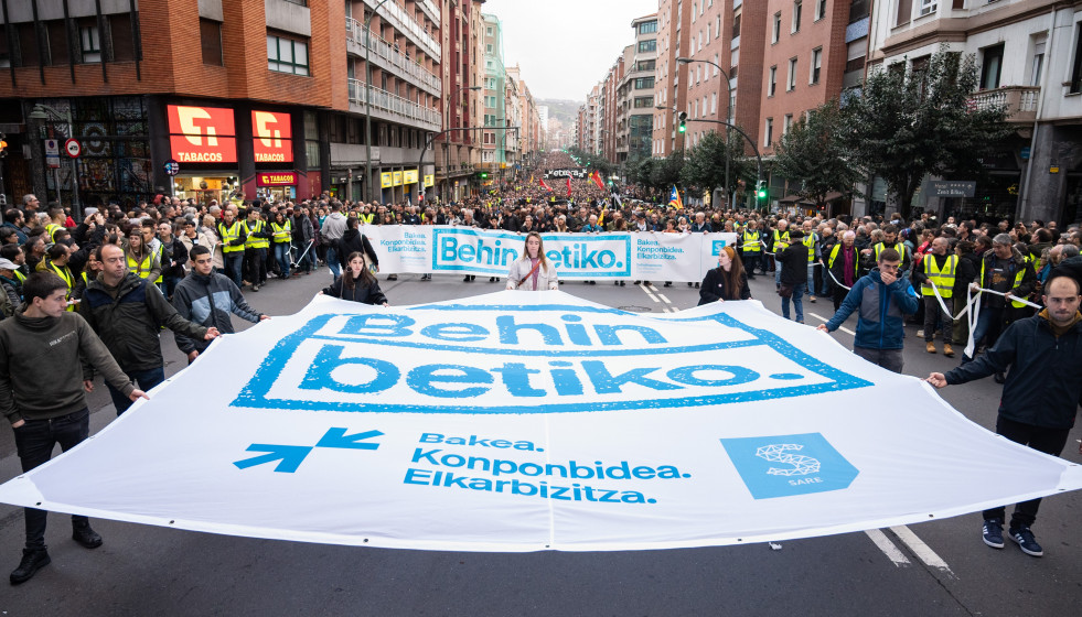 Archivo - Cientos de personas durante una protesta convocada por Sare para reivindicar los derechos de los presos de ETA, a 11 de enero de 2025, en Bilbao