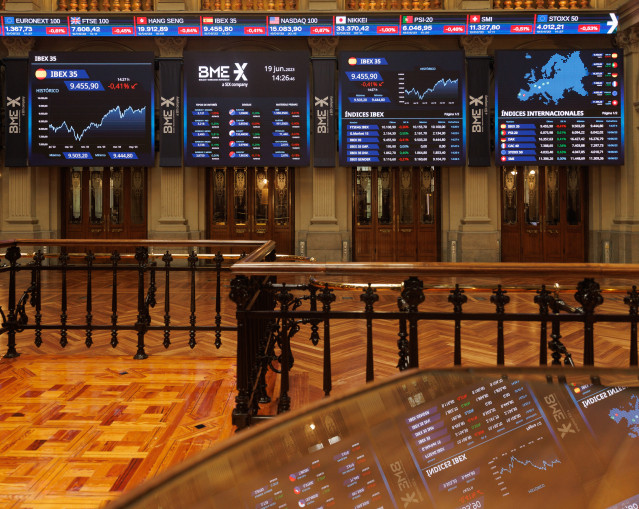 Archivo - Varios paneles del Ibex 35, en el Palacio de la Bolsa, a 19 de junio de 2023, en Madrid (España).
