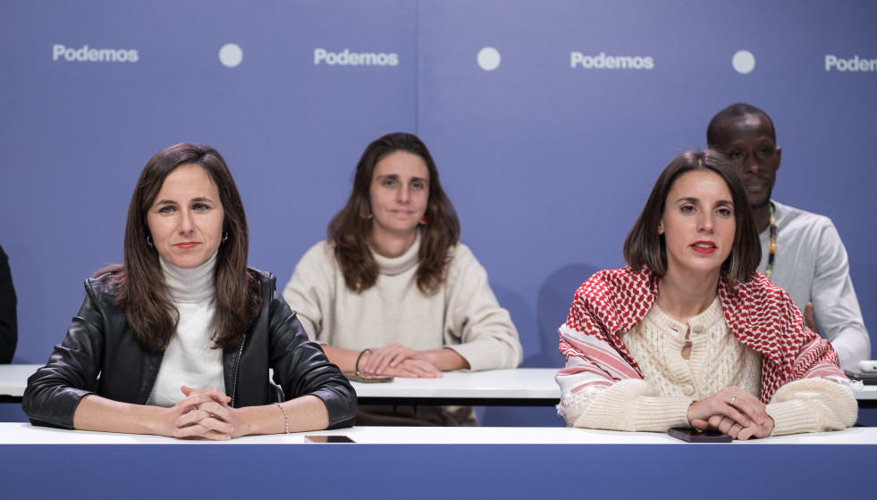 Archivo - La secretaria general de Podemos, Ione Belarra (i), y la secretaria política y eurodiputada de Podemos, Irene Montero (d), preside el Consejo Ciudadano Estatal de Podemos, en la sede de Pod