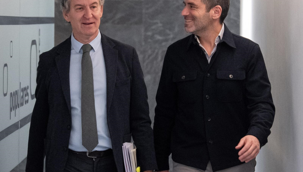El líder del PP, Alberto Núñez Feijóo, junto al portavoz y vicesecretario de Cultura, Borja Sémper, antes de la reunión del comité de dirección.