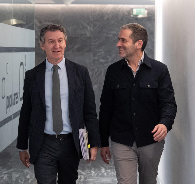 El líder del PP, Alberto Núñez Feijóo, junto al portavoz y vicesecretario de Cultura, Borja Sémper, antes de la reunión del comité de dirección.