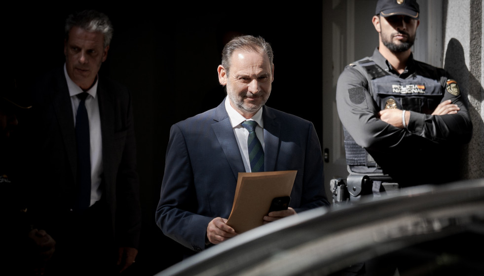 Archivo - El exministro de Transportes José Luis Ábalos a su salida del Tribunal Supremo, a 15 de octubre de 2025, en Madrid (España).