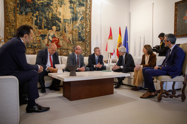 El presidente regional, Emiliano García-Page y el presidente de Telefónica España, Borja Ochoa, mantienen un encuentro.