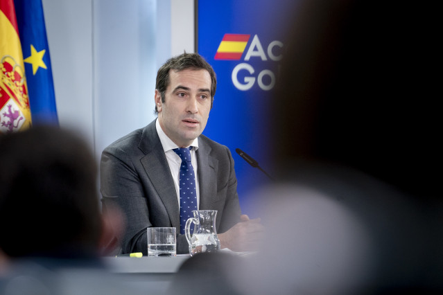 El ministro de Economía, Comercio y Empresa, Carlos Cuerpo, durante una rueda de prensa tras la reunión del Consejo de Ministros, en el Palacio de la Moncloa, a 9 de diciembre de 2025, en Madrid (España). El Consejo de Ministros ha aprobado la transformac