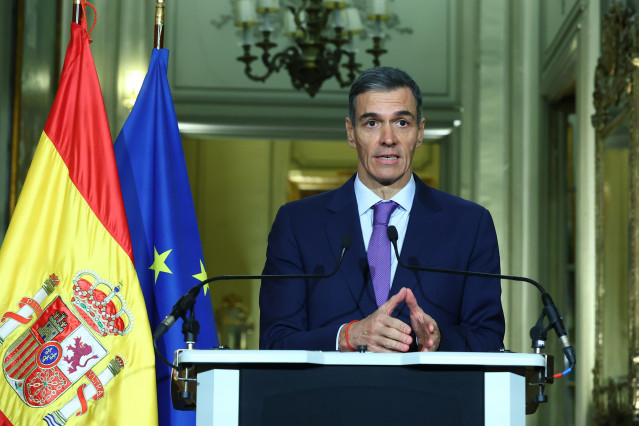El presidente del Gobierno, Pedro Sánchez, interviene tras la reunión de la Coalición de Voluntarios que se celebra en el Palacio del Elíseo.