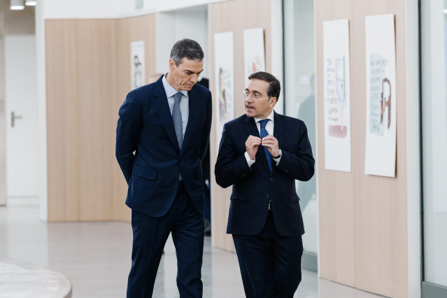 El presidente del Gobierno, Pedro Sánchez, y el ministro de Exteriores, José Manuel Albares, durante la Conferencia de Embajadores y Embajadoras de España acreditados en el exterior, en el Ministerio de Asuntos Exteriores, Unión Europea y Cooperación, a 8