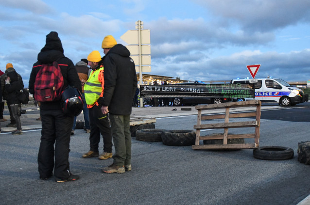 Varias personas cortan la carretera durante una protesta, a 8 de enero de 2026, en Pontós, Girona, Catalunya