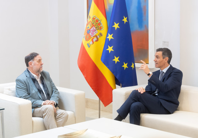 El presidente del Gobierno, Pedro Sánchez, recibe al presidente de Esquerra Republicana de Catalunya (ERC), Oriol Junqueras, en el Palacio de la Moncloa