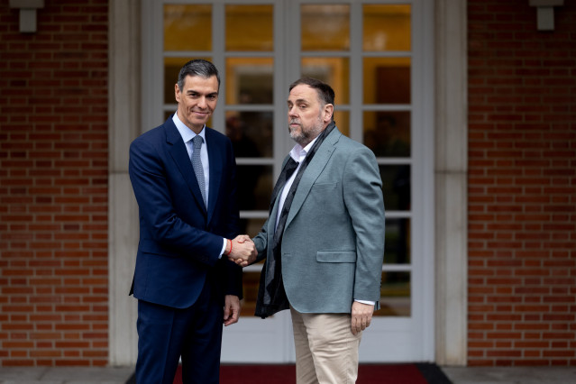 El presidente del Gobierno, Pedro Sánchez, recibe al presidente de Esquerra Republicana de Catalunya (ERC), Oriol Junqueras, en el Palacio de la Moncloa, a 8 de enero de 2026.