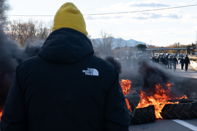Varias personas cortan la carretera con neumáticos ardiendo durante una protesta, a 8 de enero de 2026, en Pontós, Girona, Catalunya
