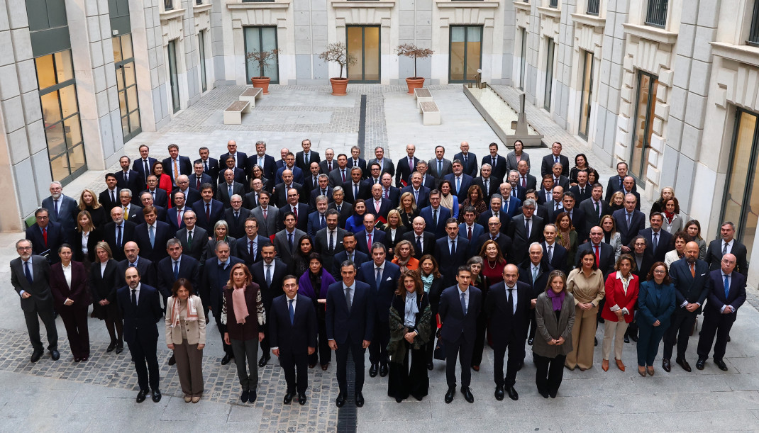 El presidente del Gobierno, Pedro Sánchez, y el ministro de Asuntos Exteriores, José Manuel Albares, junto a los embajadores de España en todo el mundo en la sede del Ministerio de Asuntos Exterior