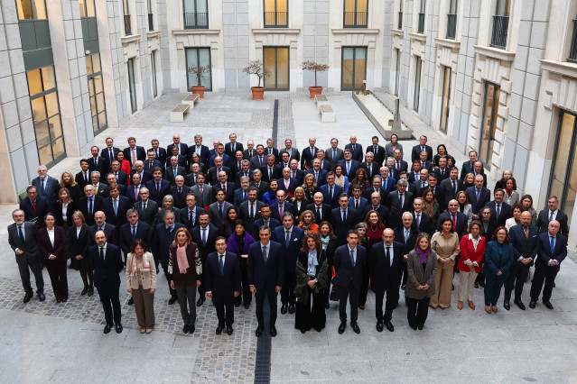 El presidente del Gobierno, Pedro Sánchez, y el ministro de Asuntos Exteriores, José Manuel Albares, junto a los embajadores de España en todo el mundo en la sede del Ministerio de Asuntos Exteriores en Madrid