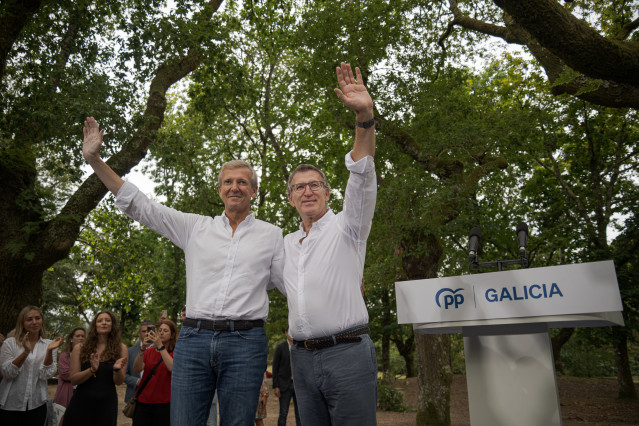 Archivo - El presidente de la Xunta de Galicia, Alfonso Rueda, y el presidente del PP, Alberto Núñez Feijóo, durante la inauguración del nuevo curso político del PP, en Carballeira de San Xusto, a 31 de agosto de 2024.