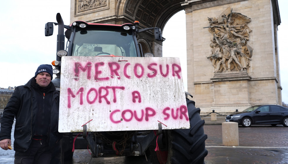 Varios tractores frente al Arco del Triunfo en París protestan contra el acuerdo de libre comercio negociado entre la UE y Mercosur.