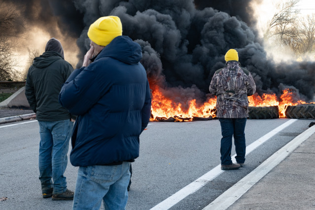 Varias personas cortan la carretera con neumáticos ardiendo durante una protesta en Pontós (Girona).