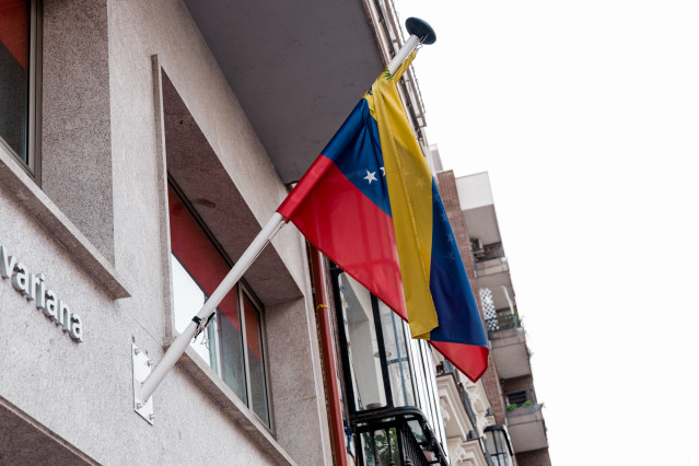 Bandera venezolana en la fachada del Consulado de Venezuela en España, a 3 de enero de 2026