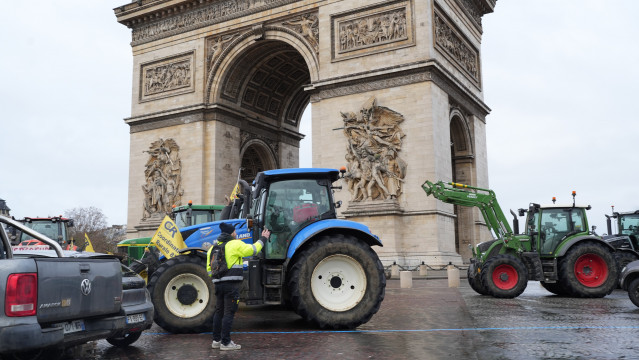 Varios tractores frente al Arco del Triunfo, a 8 de enero de 2026, en París (Francia), en protesta por el acuerdo con Mercosur.