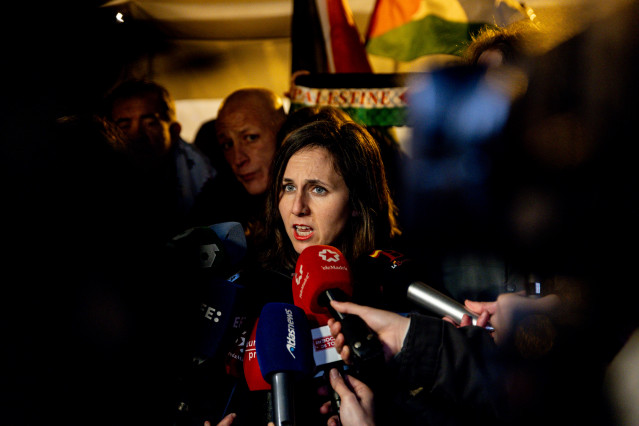 La secretaria general de Podemos, Ione Belarra, atiende a los medios durante una concentración antes de la celebración del partido de baloncesto entre el Real Madrid y el Maccabi Tel Aviv, en el Movistar Arena, a 8 de enero de 2026, en Madrid (España).