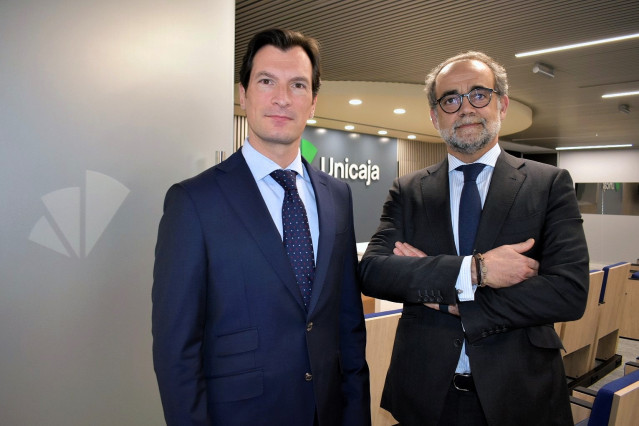 El director de Pymes, Negocios y Productos de Empresa de Unicaja, Santiago Casanova (izquierda) y el director de Banca Privada, Banca Personal y Productos de Inversión, Ramón Senosiaín.