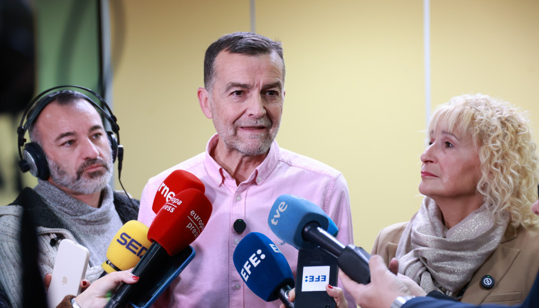 El coordinador federal de Izquierda Unida y candidato de Por Andalucía a la Presidencia de la Junta, Antonio Maíllo (i), y la presidenta de la Asociación de Mujeres con Cáncer de Mama (Amama), Án