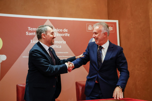 El alcalde de Santa Cruz de Tenerife, José Manuel Bermúdez, y el ministro de Memoria Democrática, Ángel Víctor Torres, en la frima de un protocolo de colaboración para divulgar el Templo Masónico
