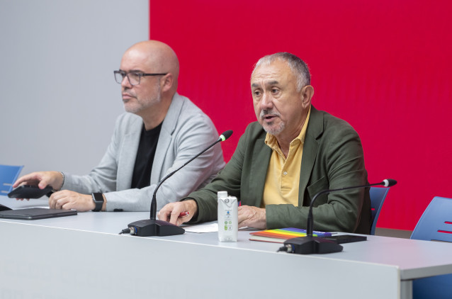 Archivo - El secretario general de CCOO, Unai Sordo (i) y el secretario general de UGT, Pepe Álvarez (d), durante una rueda de prensa.