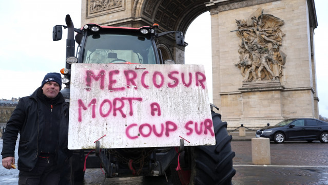 Protesta de agricultores en París en la víspera de la lux verde la UE a la firma del acuerdo comercial con Mercosur.