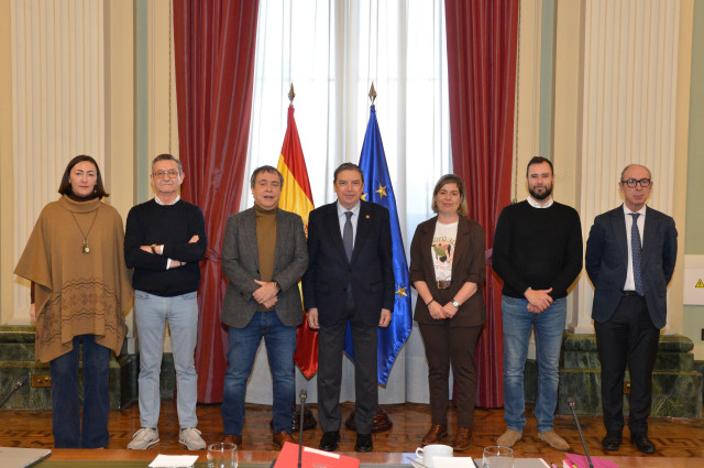 El ministro de Agricultura, Luis Planas, se reúne con representantes de CCOO y UGT