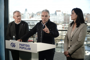El vicesecretario de Política Autonómica, Local y Análisis Electoral del PP, Elías Bendodo, en A Coruña durante la presentación de la XXVIII Interparlamentaria que el PP celebrará este fin de s