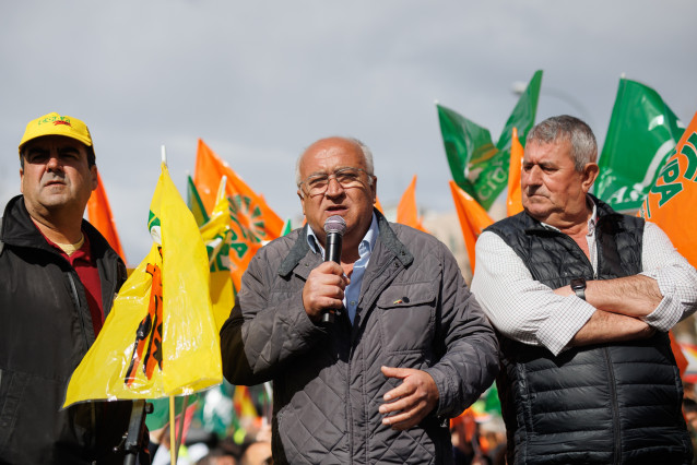 Archivo - El coordinador General de COAG, Miguel Padilla, ofrece declaraciones durante una manifestación de agricultores en las inmediaciones de la Oficina de la Comisión Europea en Madrid