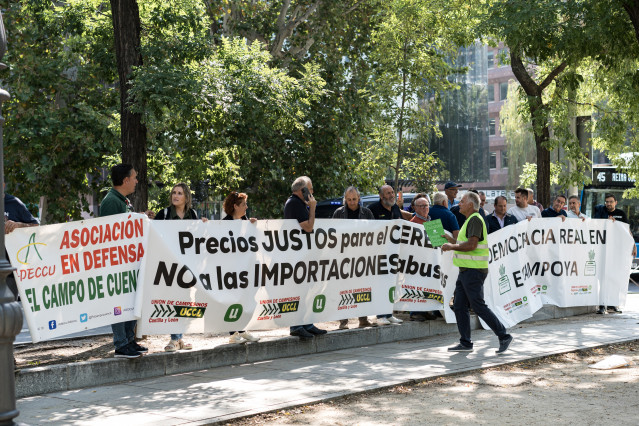 Archivo - Miembros de asociaciones agrarias se manifiestan frente a la sede de la Comisión Europea en España