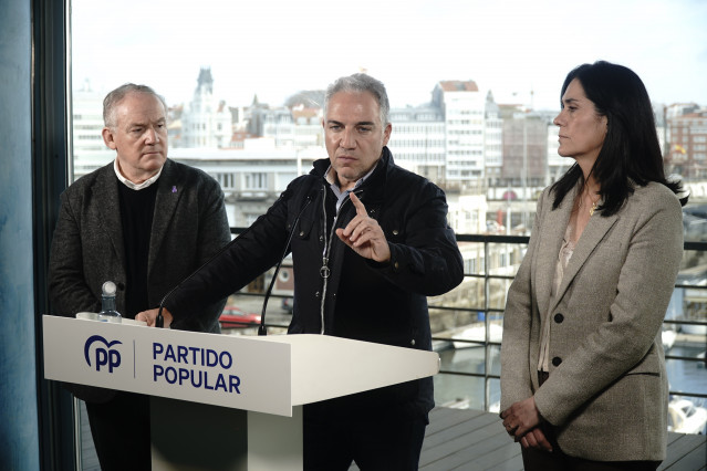 El vicesecretario de Política Autonómica, Local y Análisis Electoral, Elías Bendodo (c), junto con la secretaria general del PP de Galicia, Paula Prado (d), realizan declaraciones a los medios en el marco de la 28 Interparlamentaria del PP, en el Palexco,