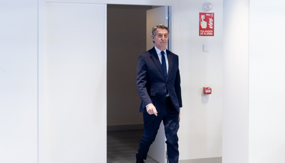 El presidente del Partido Popular, Alberto Núñez Feijóo, llega a su comparecencia ante los medios de comunicación, en la sede nacional del Partido Popular, a 29 de diciembre de 2025, en Madrid (Es