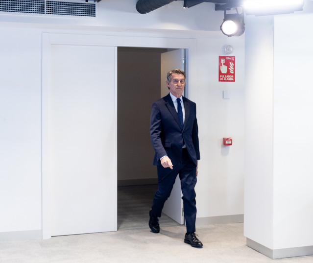 El presidente del Partido Popular, Alberto Núñez Feijóo, llega a su comparecencia ante los medios de comunicación, en la sede nacional del Partido Popular, a 29 de diciembre de 2025, en Madrid (España).