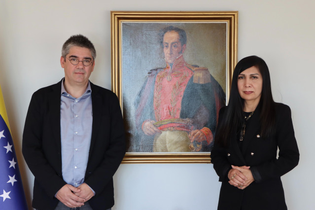 El secretario de Relaciones Políticas de EH Bildu, Gorka Ekejabarrieta, se reúne con la embajadora de Venezuela en el Estado, Gladys Gutiérrez