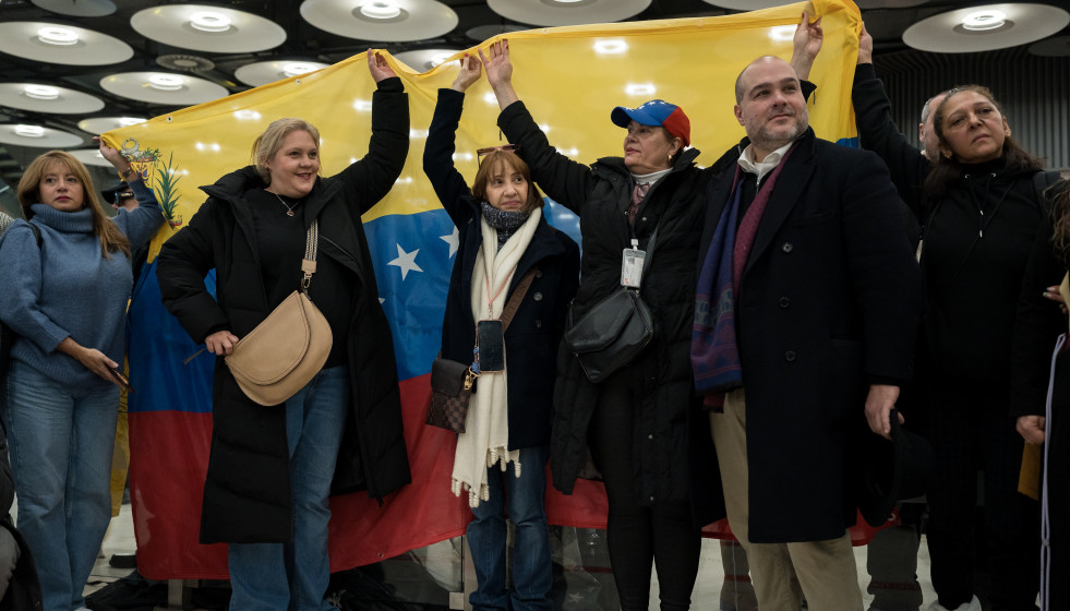 Familiares y amigos esperan la llegada a España de los españoles liberados por el gobierno venezolano, en el aeropuerto de Barajas, a 9 de enero de 2026