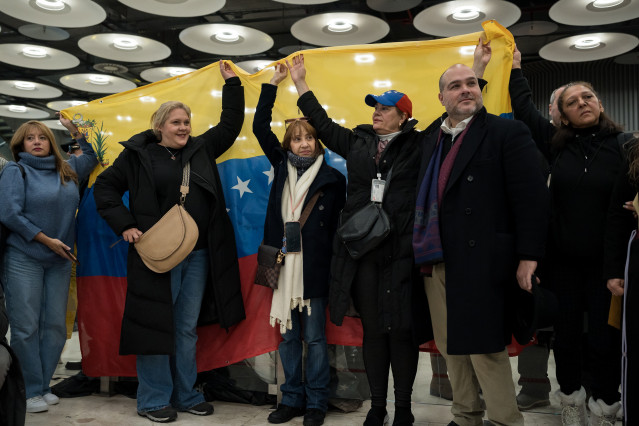 Familiares y amigos esperan la llegada a España de los españoles liberados por el gobierno venezolano, en el aeropuerto de Barajas, a 9 de enero de 2026