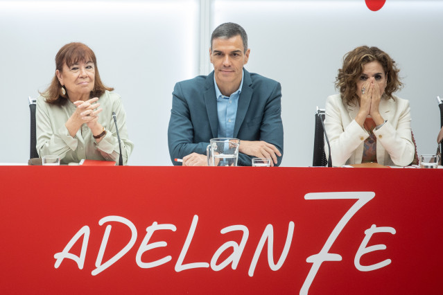 Archivo - El presidente del Gobierno y secretario general del PSOE, Pedro Sánchez junto a la presidenta del partido, Cristina Narbona y la vicesecretaria general, María Jesús Montero en una imagen de archivo.