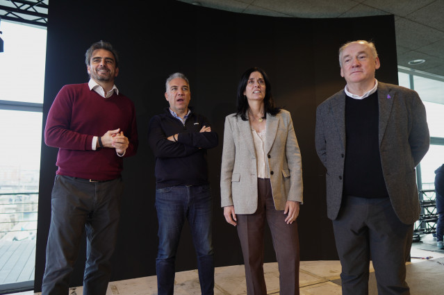El vicesecretario de Política Autonómica, Local y Análisis Electoral, Elías Bendodo (2i), junto con la secretaria general del PP de Galicia, Paula Prado (2d), y el presidente provincial del PP de A Coruña, Diego Calvo (i),realizan declaraciones a los medi