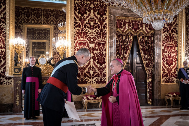 El Rey Felipe VI recibe las cartas credenciales del Nuncio Apostólico de la Santa Sede, Monseñor Piero Pioppo, en el Palacio Real de Madrid, a 18 de diciembre de 2025