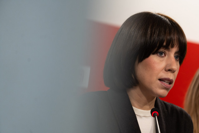 Archivo - La ministra de Ciencia, Innovación y Universidades y secretaria general del PSPV-PSOE, Diana Morant, atiende a los medios de comunicación en la sede del PSPV-PSOE, a 8 de noviembre de 2025