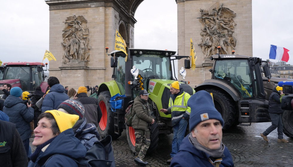 Agricultores protestan contra el acuerdo entre la UE y Mercosur en el centro de París la víspera del acuerdo en Bruselas para su firma.