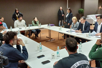 Momento de la reunión de Òscar Ordeig con los agricultores.
